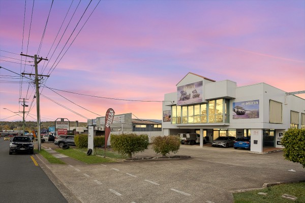 Unrivaled Freestanding Showroom/Warehouse With High Exposure & M1 Access